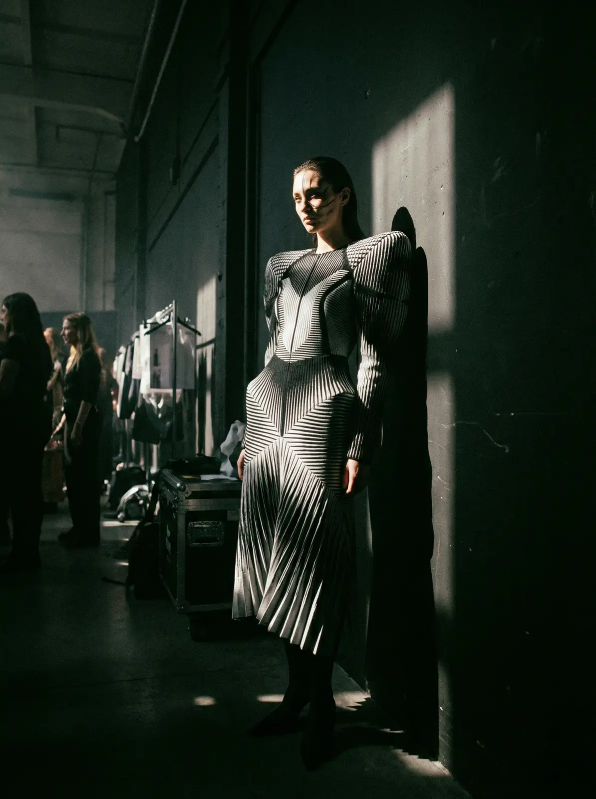 亚盈体育app 前卫结构主义时装短视频